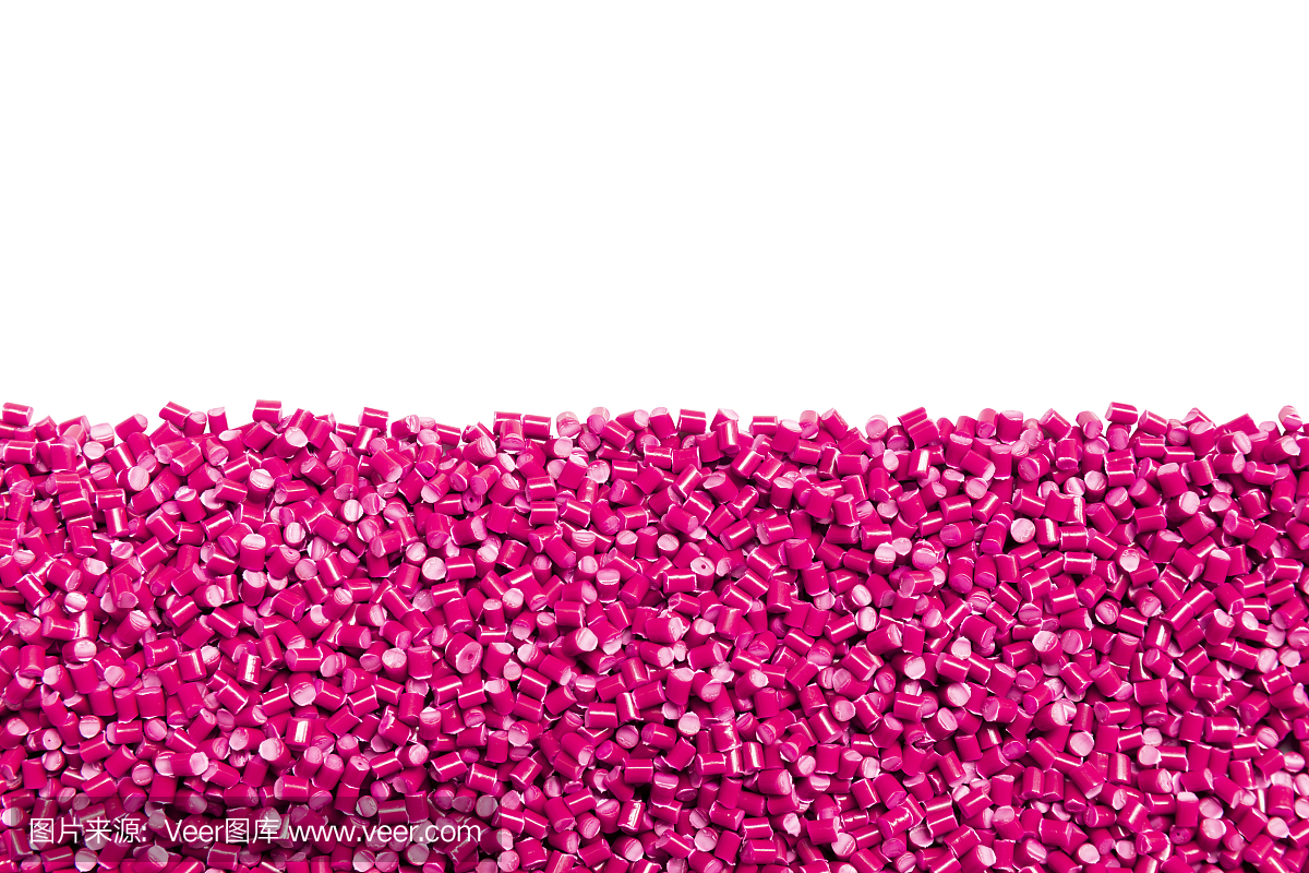 粉红色塑料树脂(母粒)隔离在白色背景上